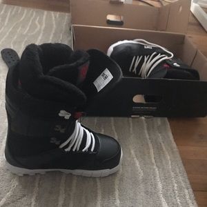 Snowboard boots